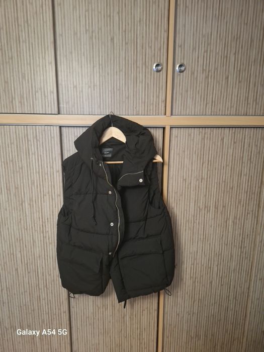 Мъжки елек въобще не е обличан.