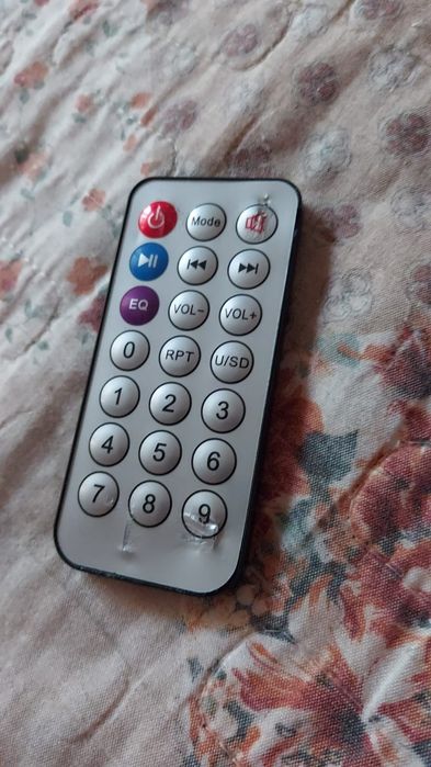 Пульт маленький.