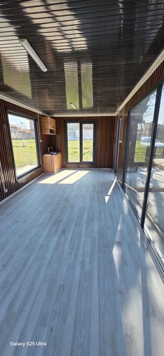 Наличен.Продавам модерен преносим модул, с визия за съвременен бизнес.