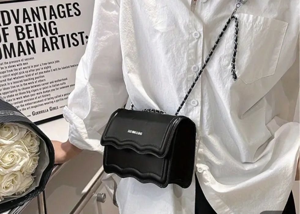 Черна дамска чанта с дълга дръжка