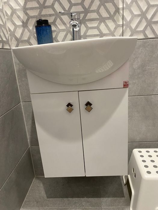 Водоустойчив комплект шкаф с огледало, мивка и батерия за баня