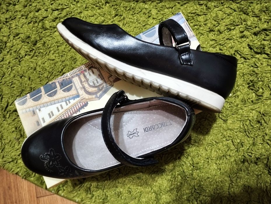 Продам туфли на девочку.