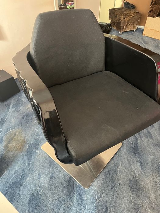 Фризьорски стол с механизъм за регулиране на височината