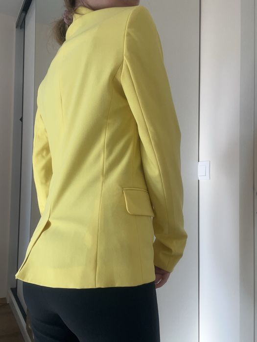 Жълто сако Stradivarius
