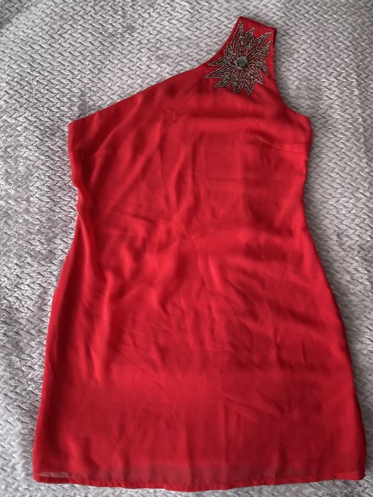 Червена рокля с цвете от мъниста