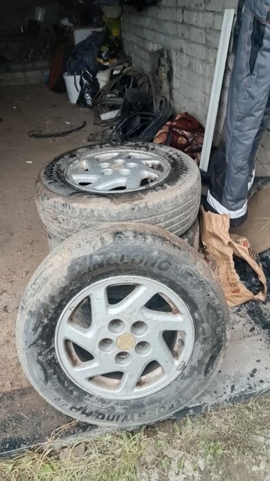 Продам резину с дисками на нисан цефиро