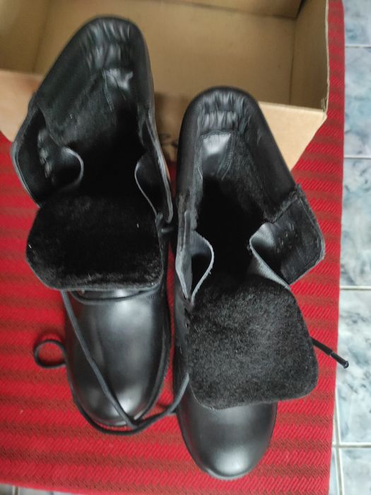 Bocanci din piele naturală 100%, imblaniti, noi în cutie