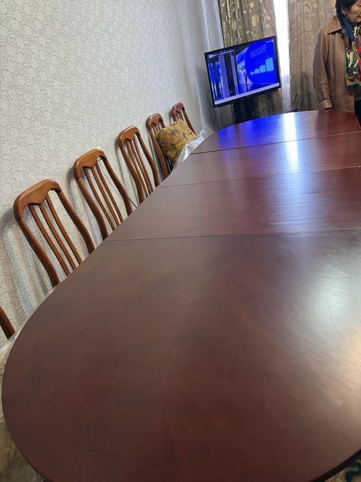 Стол с красного дерева вместе стульями