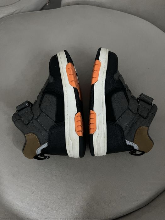 Продам детские ботинки