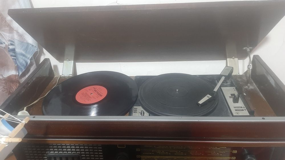 Приёмник, с клуглыми касетами.