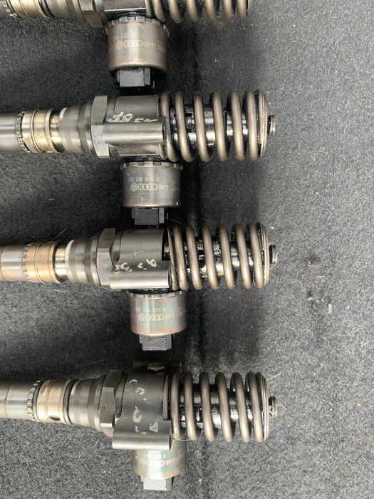 Injector Audi A6 C6 A3 VW Touran Passat B6 Golf 5 2.0 TDI 03G130073B