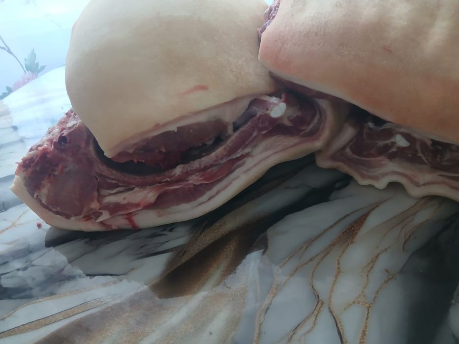 В продаже домашнее  мясо свинины