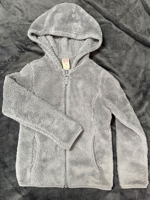 Hanorac călduros cu glugă. 
Pentru fetițe de 6 ani.