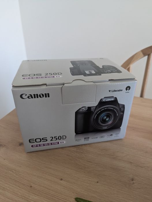 Фотоапарат Canon EOS 250D EF-S 18-55 IS STM Kit |  3050 кадъра
