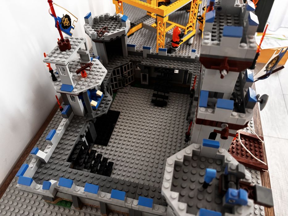 Lego Castel, figurine, baza acvatica, elicoptere