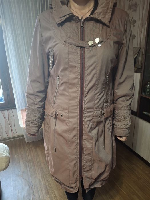 Палто пепел от рози прелива в сребрист.