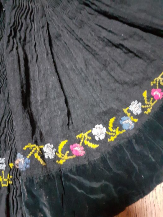 Пола  пищимал  за  народна носия