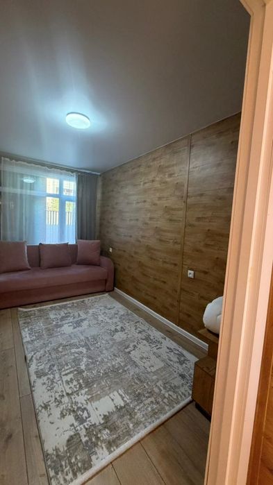 Домики на берегу озера в центре