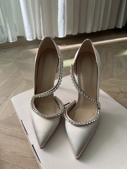 Чисто нови обувки “Stiletto”