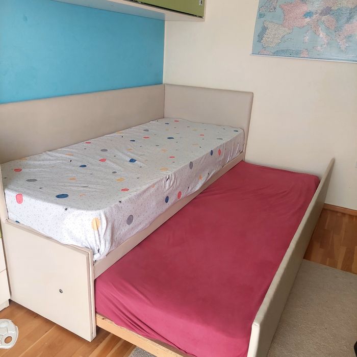 Pat de o persoană, tapițat, unicat