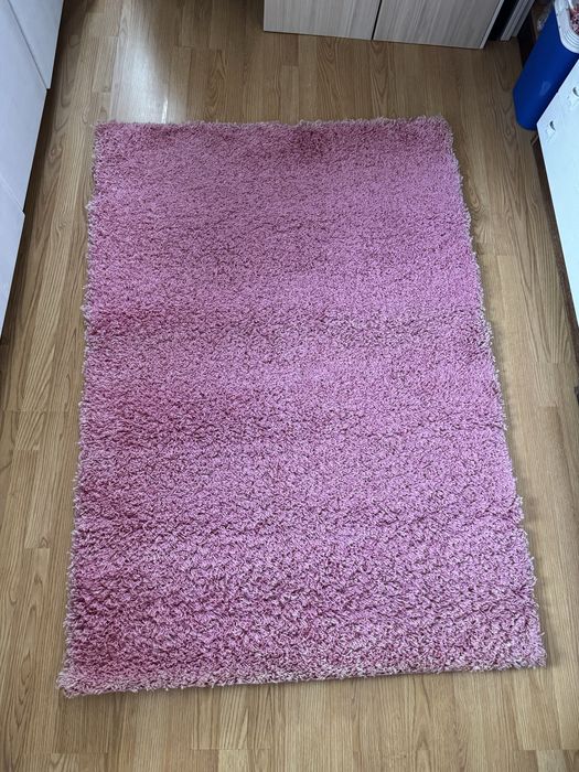 Красив розов килим
