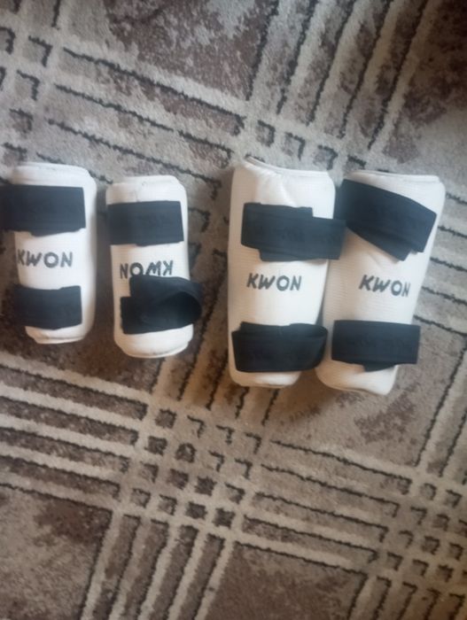 Taekwondo uchun pradektr, shitki, shlem kaskali hammasini holati zoʻr.