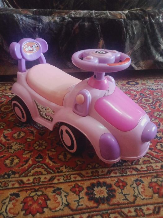 Машина детская  для катания  2000 тенге