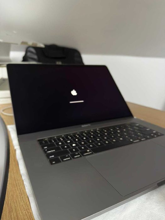 MacBook Pro 15" i7/16GB/512GB – pachet complet, negociabil