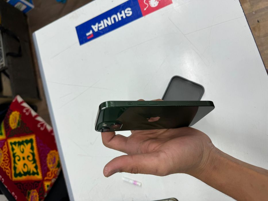 Продам Iphone 13