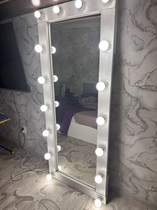 Зеркало  с лампочками