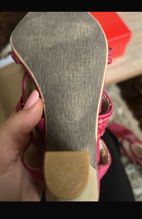 Sandale roz cu toc gros