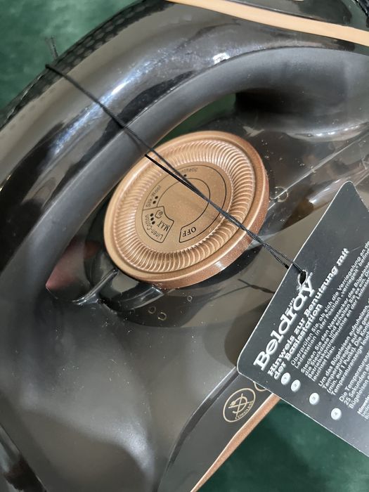 Безжична ютия/ немско качество/ зарядна станция/ нова