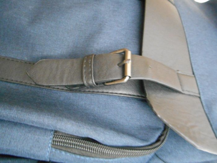 Продавам ергономична раница с две отделения с цип и капак за отв/затв