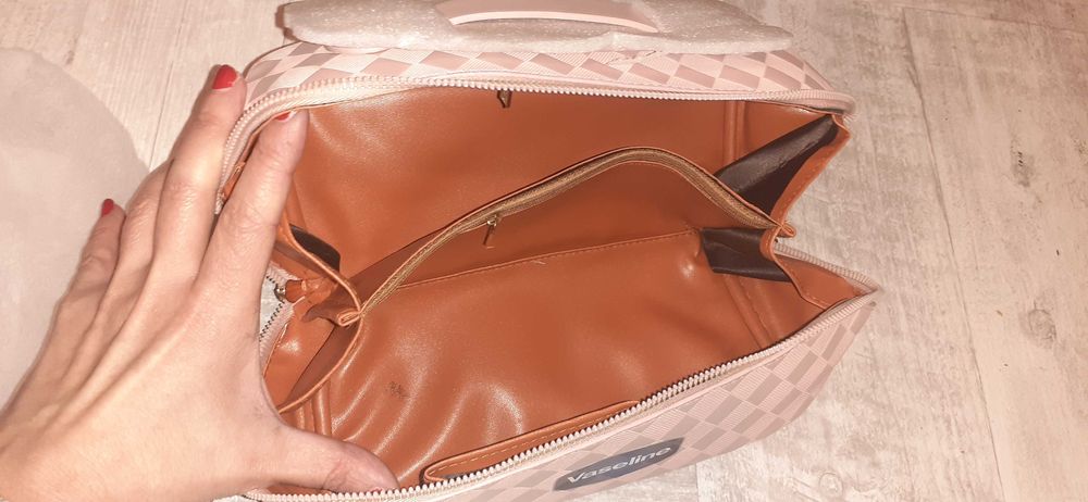 Borseta noua, Vaseline, roz