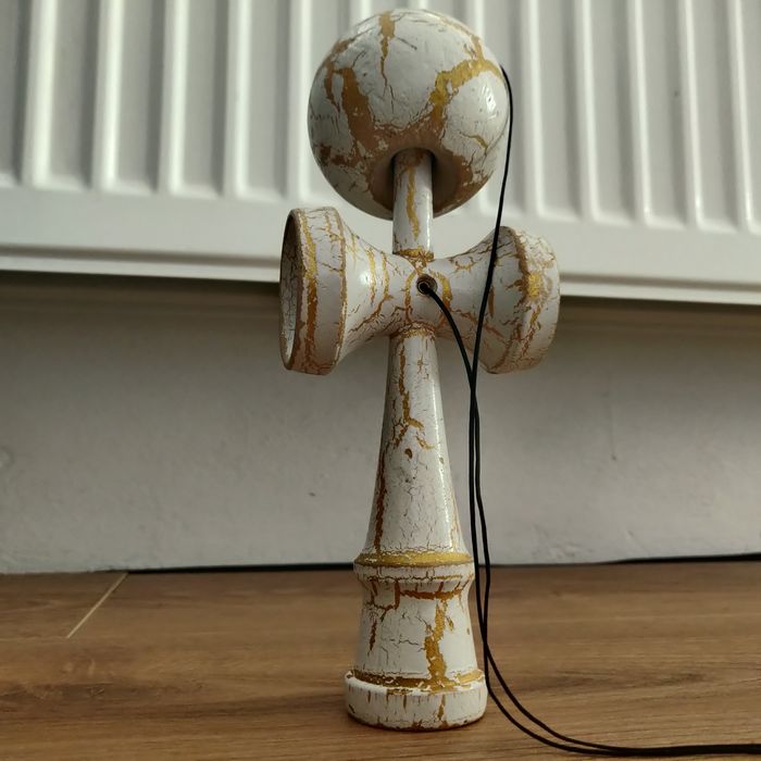 Kendama Originală – Design Special Alb/Auriu (Nouă)