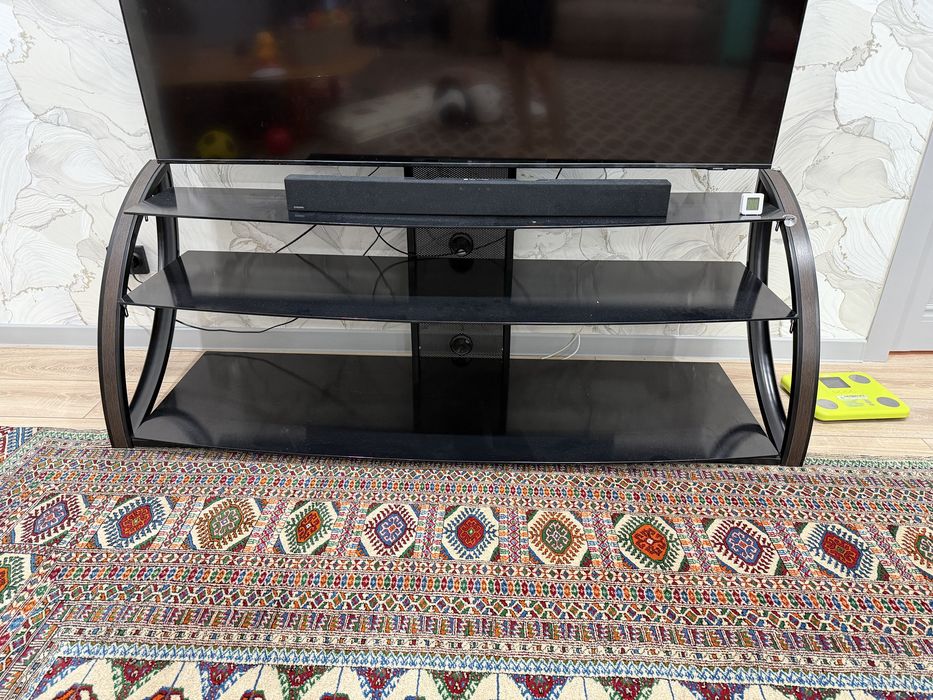 Стеклянная подставка под телевизор