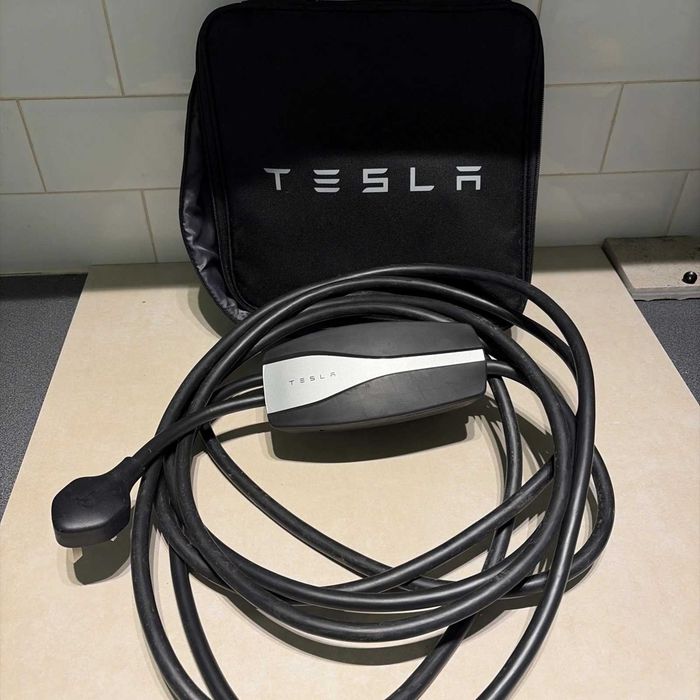 Частично работещо оригинално мобилно зарядно на Tesla  Gen2- 220V с накрайник за 10А от UK