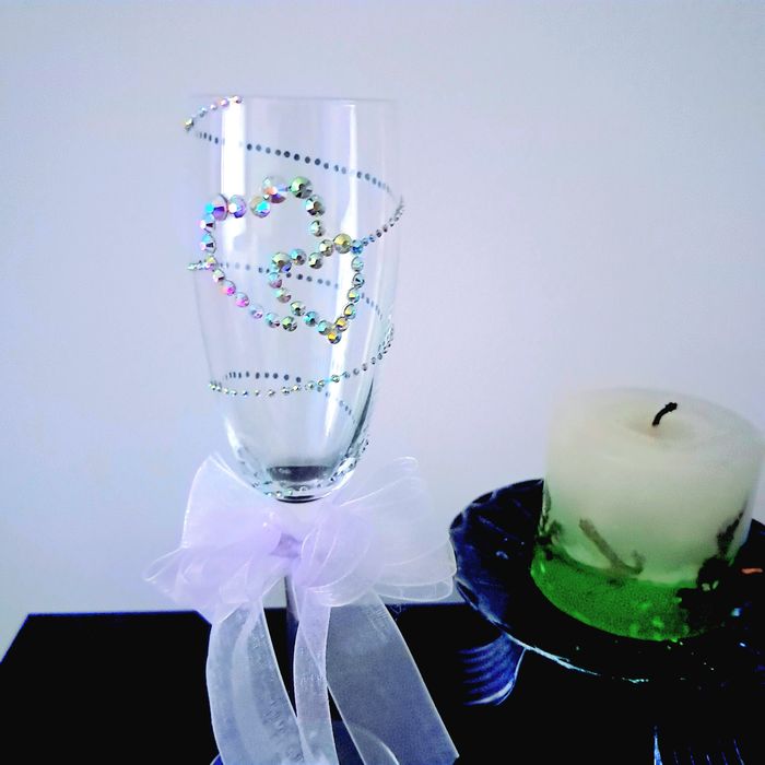 Сватбени ритуални чаши, ръчно украсени с кристални камъчета.