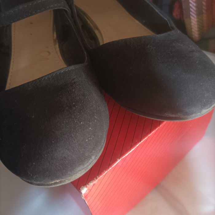 Два чифта кукленски обувки