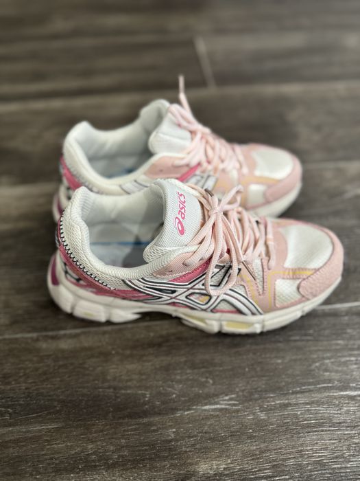 Кроссовки Asics розовые