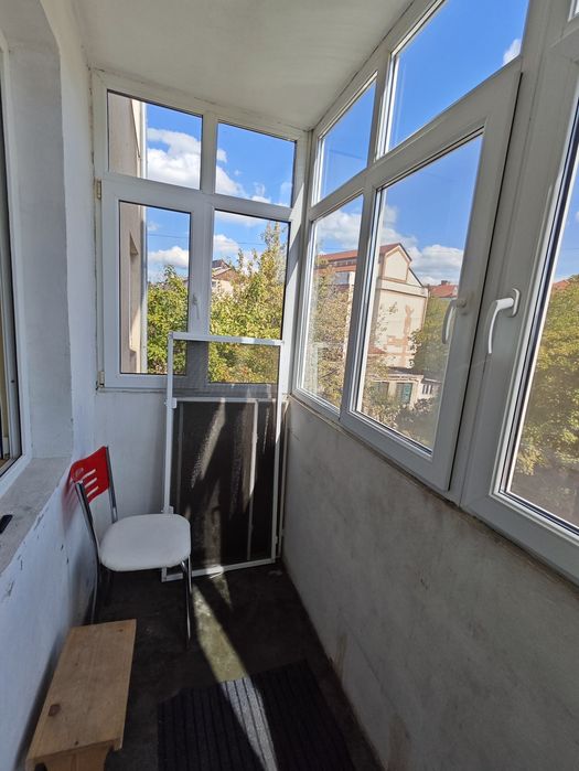 P F Vând apartamente 3 camere decomandat etajul 3 din 4 zonă centrală