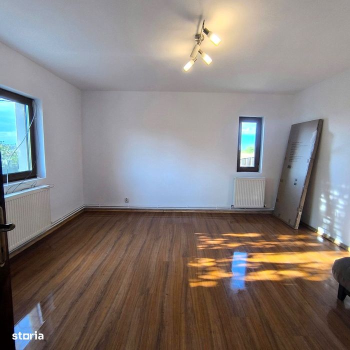 Vila spațioasă, 5 camere, teren 1070 mp, relizata in regie proprie.