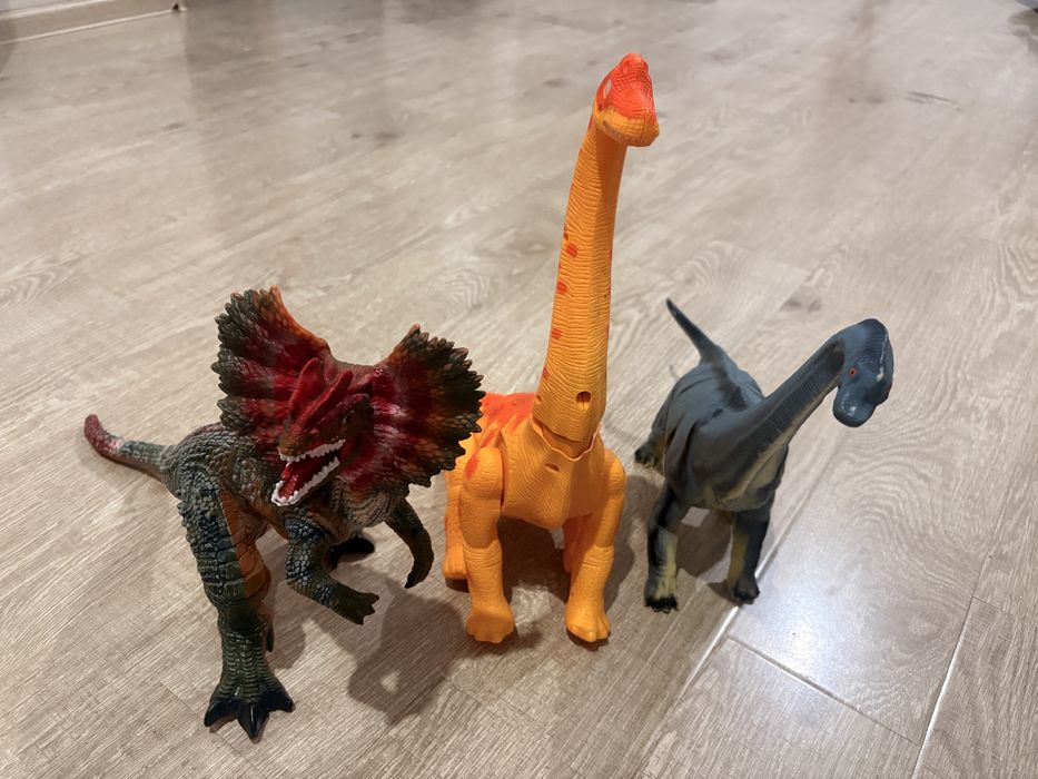 Dinozauri de dimensiune mare.