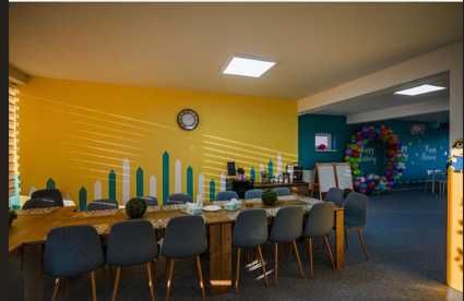 Masa 500lei/buc, scaun 100lei/buc