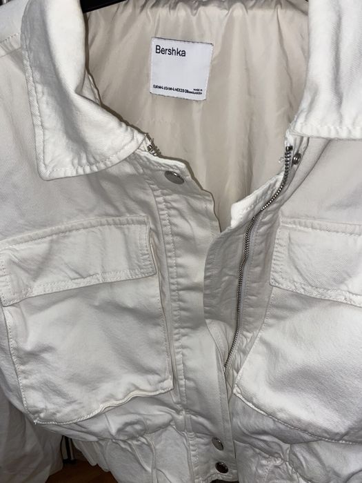 Белая куртка Bershka