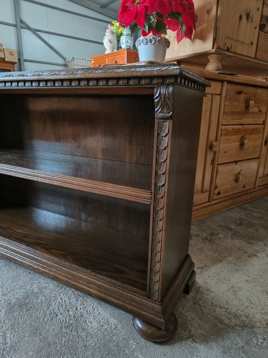 Дъбова библиотека с нежна дърворезба