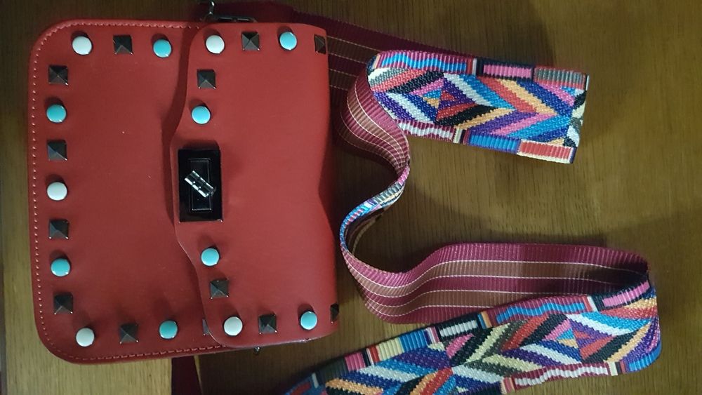 Geanta rosie din piele cu ținte si bareta etno