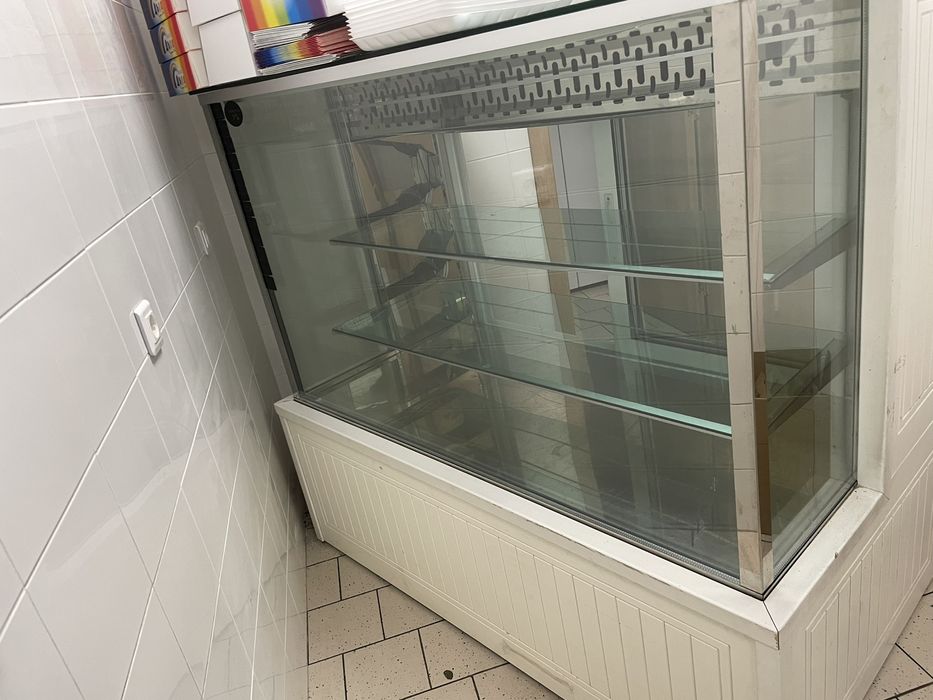 Сладкарска витрина