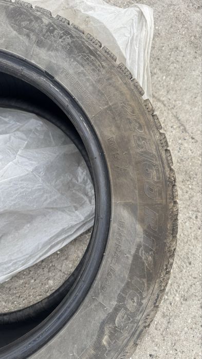 Продам зимние шины с шипами 225/60 R17