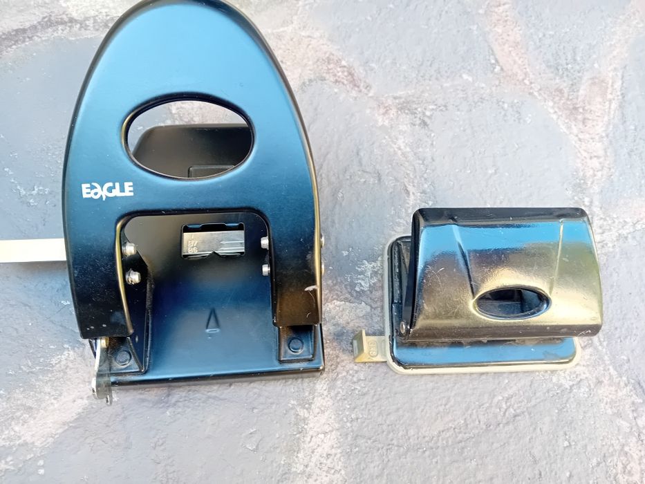 Vând  2 perforatorare